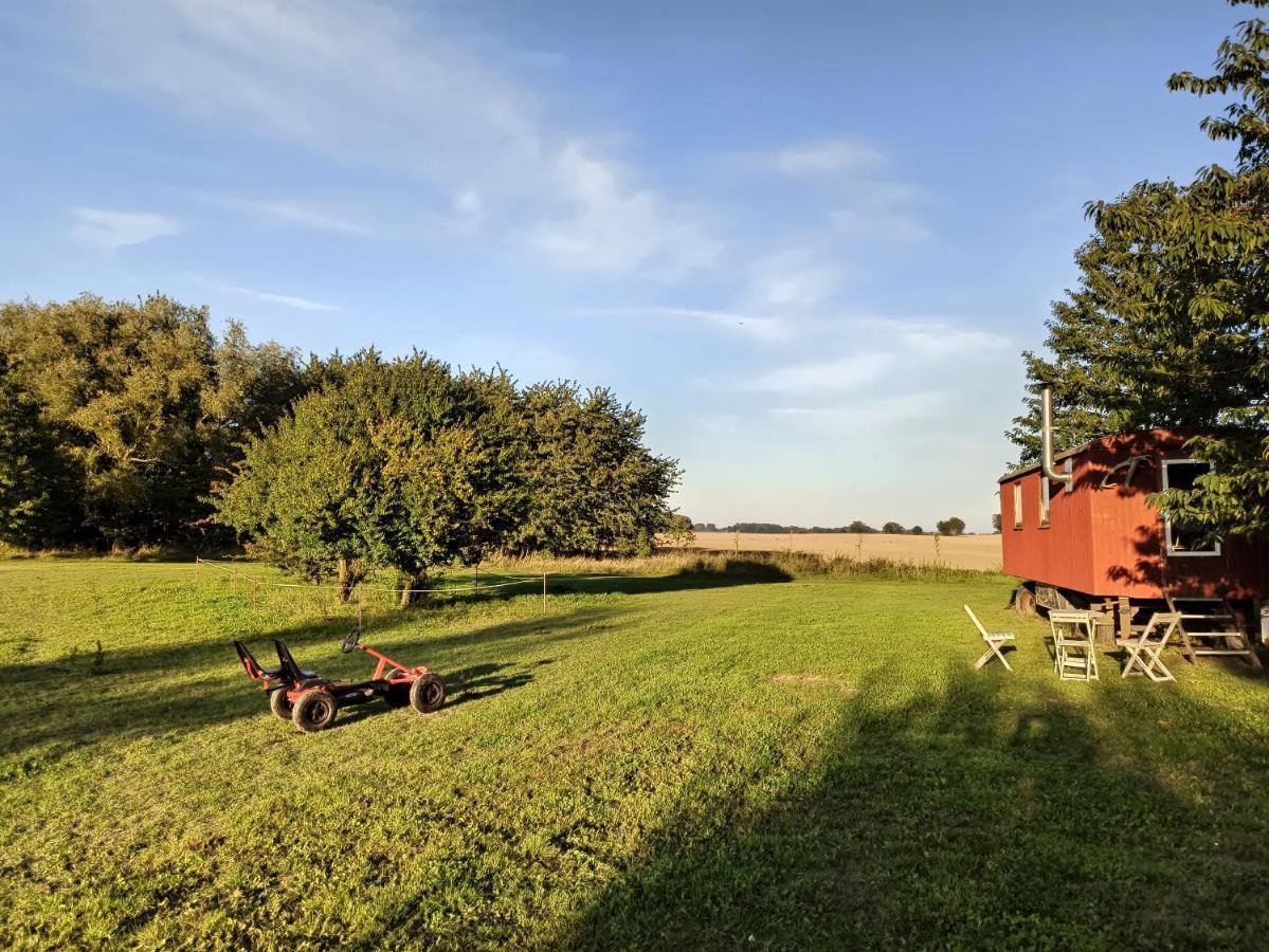 Отель Schaeferwagen Auf Dem Biogut-Saalkow Gustow  Экстерьер фото